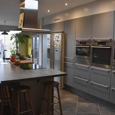 Privee Dans Une Jolie Maison Proche De La Gare Homestay *